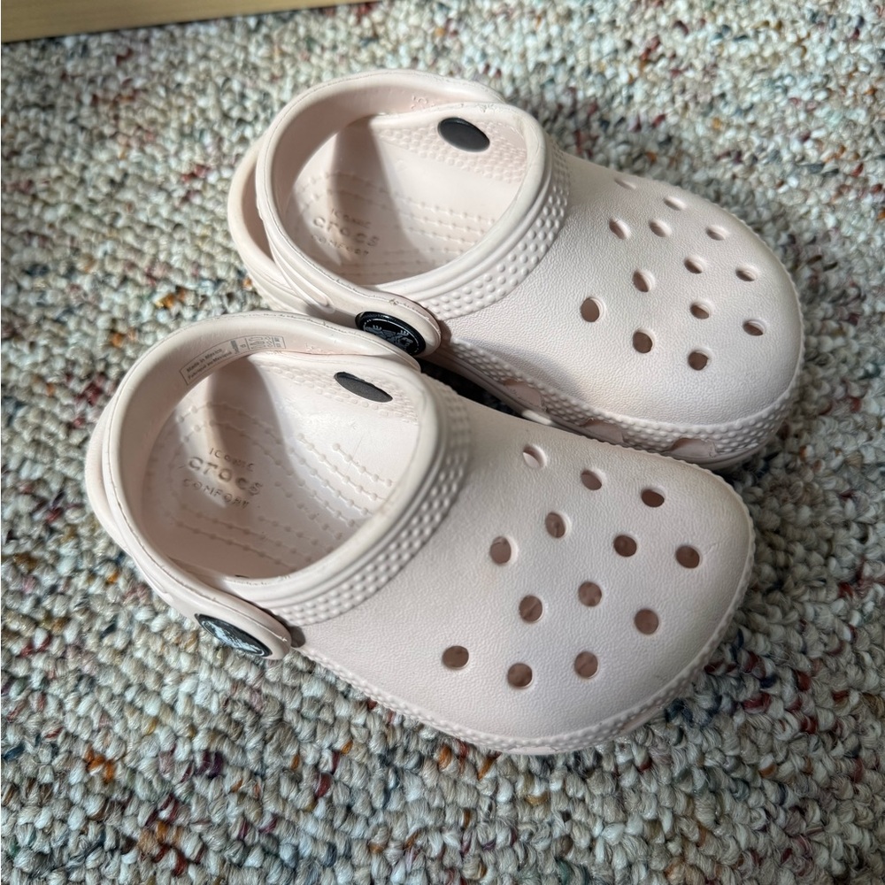 baby girl pink crocs (5c)